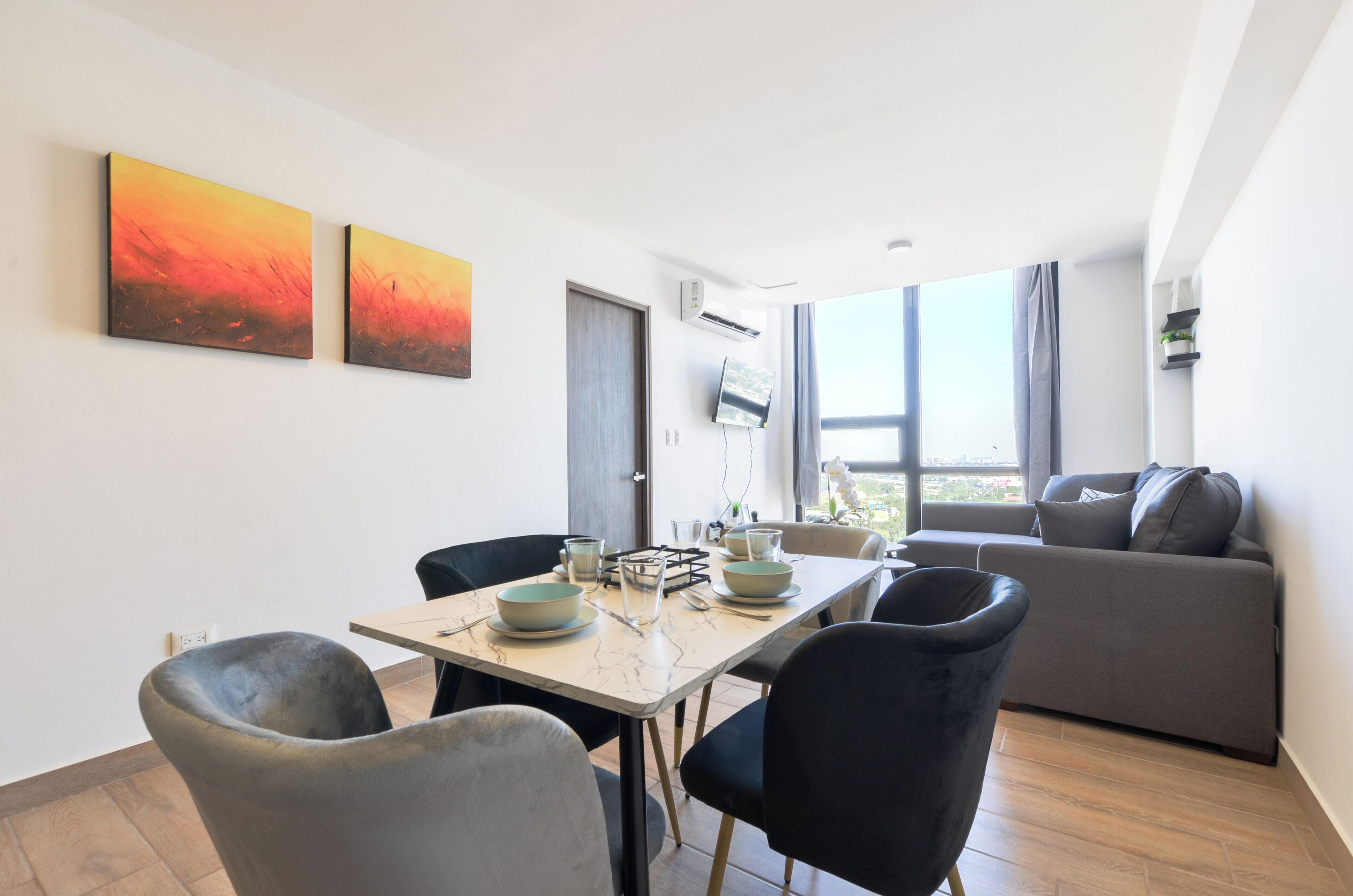 Club Suite, City View | Dining room