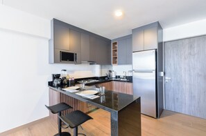 Club Suite, City View | Private kitchen