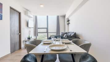 City Suite, City View | Dining