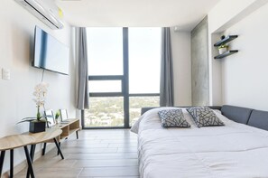 Suíte urbana, vista para a cidade | Espaço de trabalho para notebook, ferros/tábuas de passar roupa