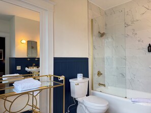 Suite, vista città | Bagno
