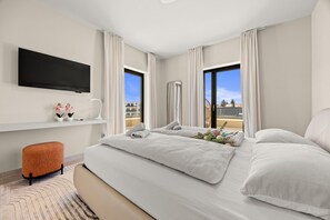 4 bedrooms, in-room safe, desk, iron/ironing board - Designer Beach Villa Limes - Pool, Spa & Games (Funtana)