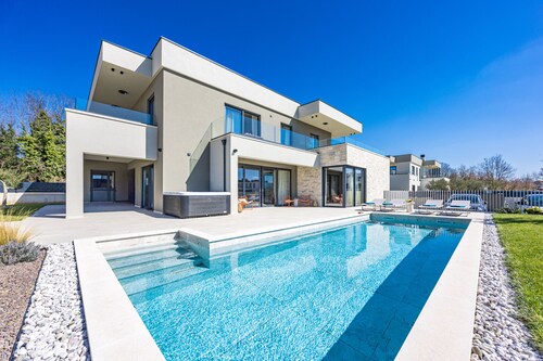 Designer Beach Villa Limes - Pool, Spa & Games