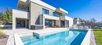 Designer Beach Villa Limes - Pool, Spa & Games