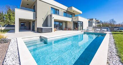 Designer Beach Villa Limes - Pool, Spa & Games