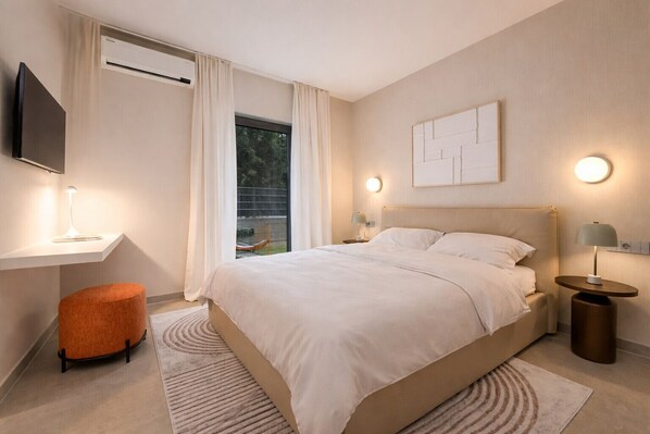 Ein modernes Schlafzimmer mit einem Bett, Nachttischen, einem Fernseher und einem Fenster mit Vorhängen.