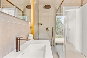 Shower, hair dryer, bidet, towels - Designer Beach Villa Limes - Pool, Spa & Games (Funtana)