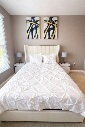 3 habitaciones, tabla de planchar con plancha, wifi y ropa de cama 