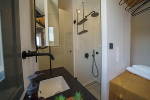 Deluxe Villa | Bathroom | Shower, rainfall showerhead, slippers - EAST VILLA by CYAMES (Gavalochori)