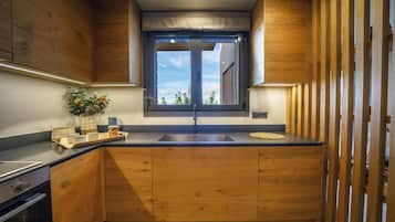 Deluxe Villa | Private kitchen | Full-size fridge, microwave, oven, dishwasher