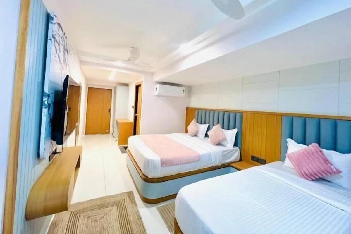 Luxury Triple Room, City View | Seterika/papan seterika, Wi-fi percuma 