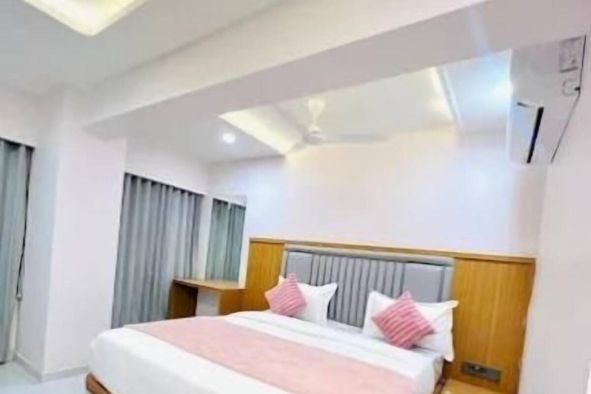 Deluxe Double Room, City View | Seterika/papan seterika, Wi-fi percuma 