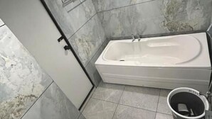 Ein Badezimmer mit einer Badewanne, einem Waschbecken und einer Toilette.
