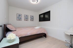 2 slaapkamers, een strijkplank/strijkijzer, gratis wifi, beddengoed