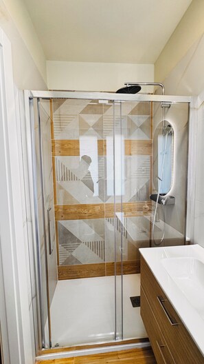 A modern bathroom with a glass-enclosed shower, a wooden vanity, and a white bathtub. - City Bibes  Mestre  Venezia (venezia)
