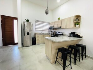 Private kitchen - Condominio Arenas, Resort-Style Amenities in Herradura (Playa Herradura)