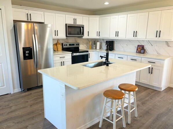 Jääkaappi, mikroaaltouuni, uuni, liesi