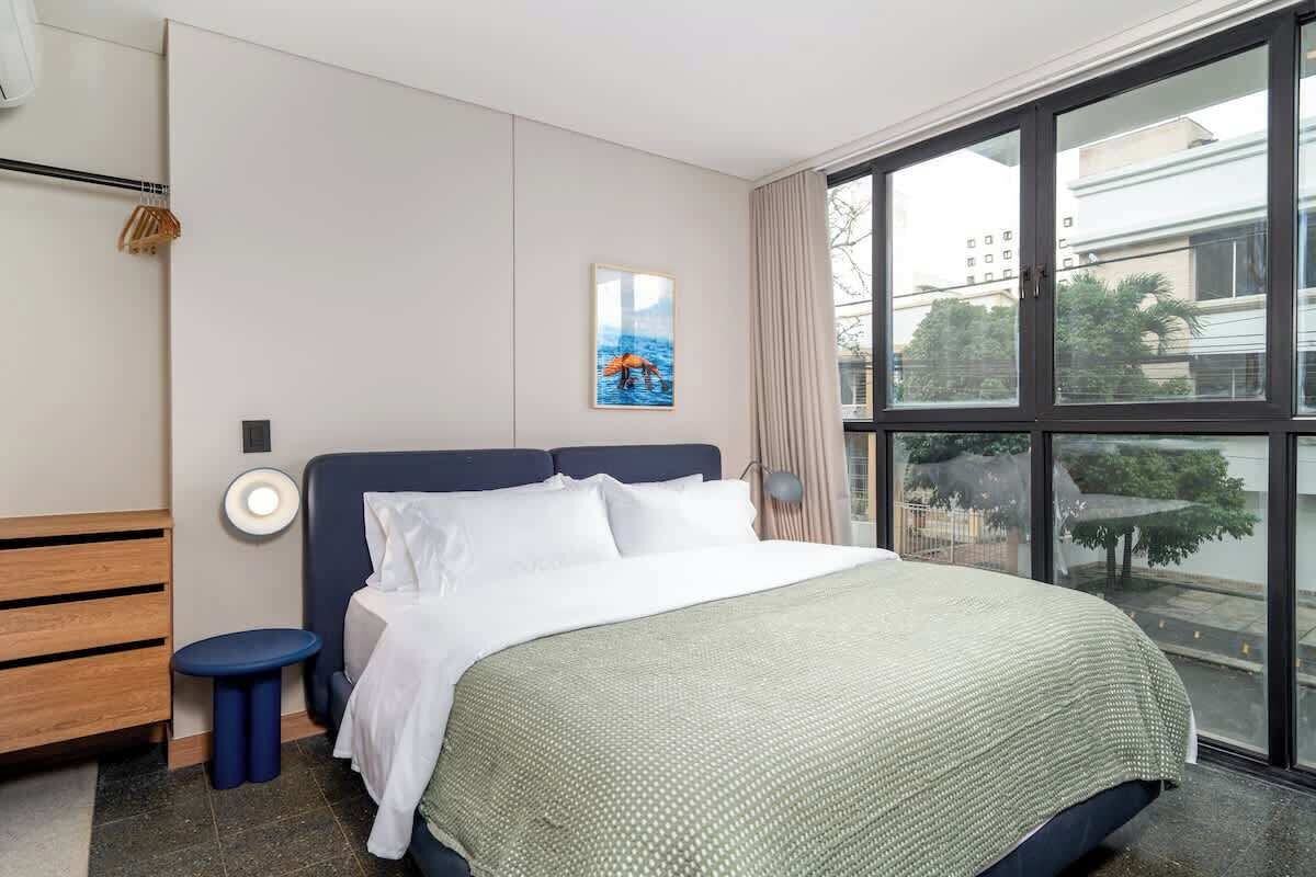 Bureau, fer et planche à repasser, lit parapluie, Wi-Fi