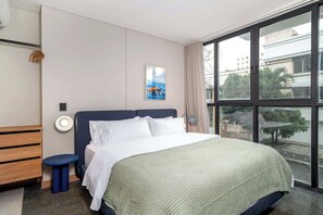 Bureau, fer et planche à repasser, lit parapluie, Wi-Fi