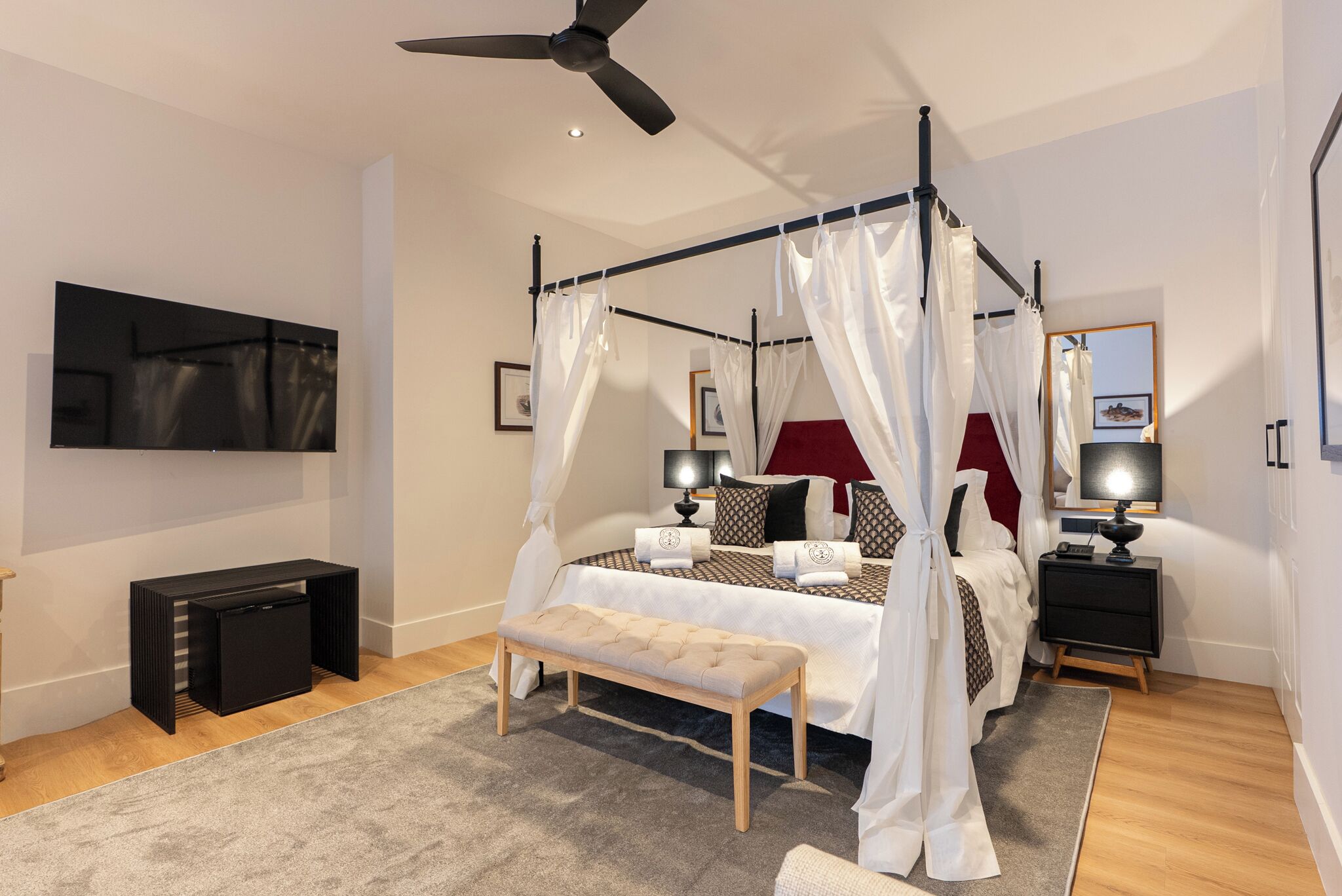 Phòng Suite Junior | Két bảo mật tại phòng, bàn, khu vực làm việc phù hợp cho laptop 