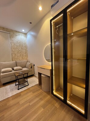 Interior - M4-101 (Madinah)
