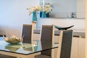 Dining - GuestReady - Serenity retreat in Caniço (Caniço)