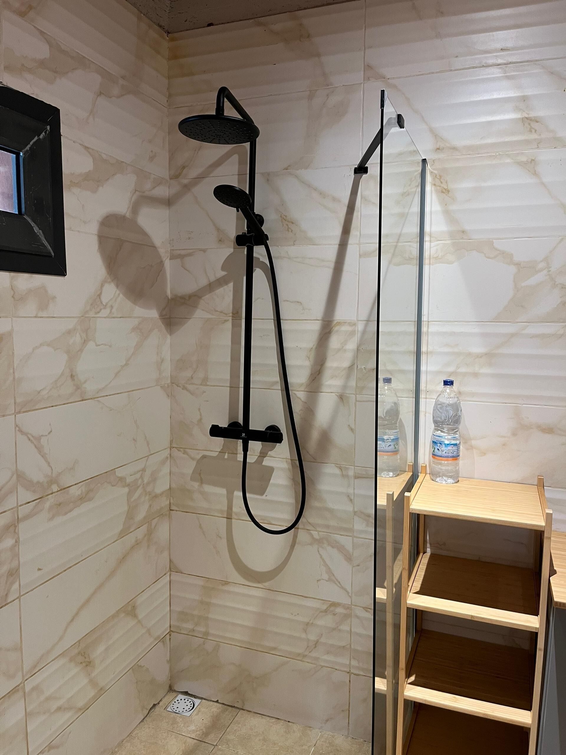 ビデ、タオル、石鹸、トイレットペーパー