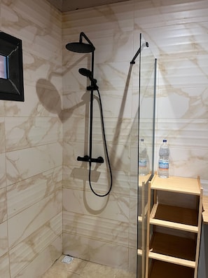 Bidet, serviettes fournies, savon, papier toilette