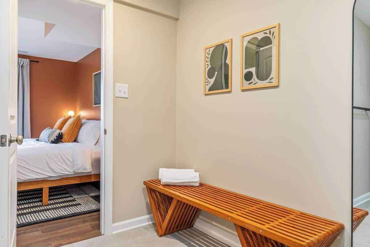 4 habitaciones, escritorio y tabla de planchar con plancha 