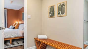 4 chambres, bureau, fer et planche à repasser, lit de bébé portatif