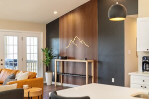 Smart TV, fireplace, offices - Skycrest Cabin • Mountain View • Hot Tub & Sauna (Front Royal)