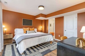 Een strijkplank/strijkijzer, reisbedje, gratis wifi, beddengoed