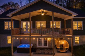 Terrace/patio - Skycrest Cabin • Mountain View • Hot Tub & Sauna (Front Royal)