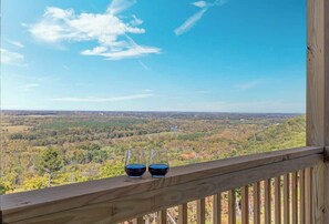 Interior - Skycrest Cabin • Mountain View • Hot Tub & Sauna (Front Royal)
