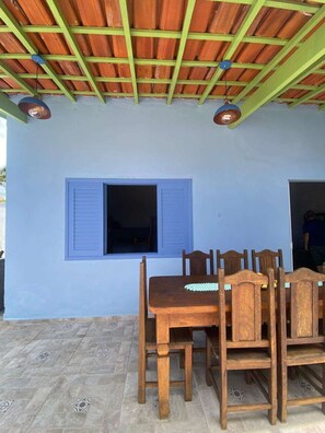 Outdoor dining - Casa Sotavento 200m from the beach (Ubatuba)