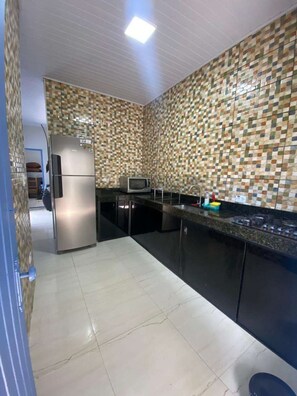 Fridge, microwave, oven, stovetop - Casa Sotavento 200m from the beach (Ubatuba)