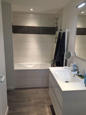 Haartrockner, Handtücher, Toilettenpapier