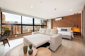Smart TV - Laureles Urban Hideaway with A/C Rooftop & Gym access (Medellín)