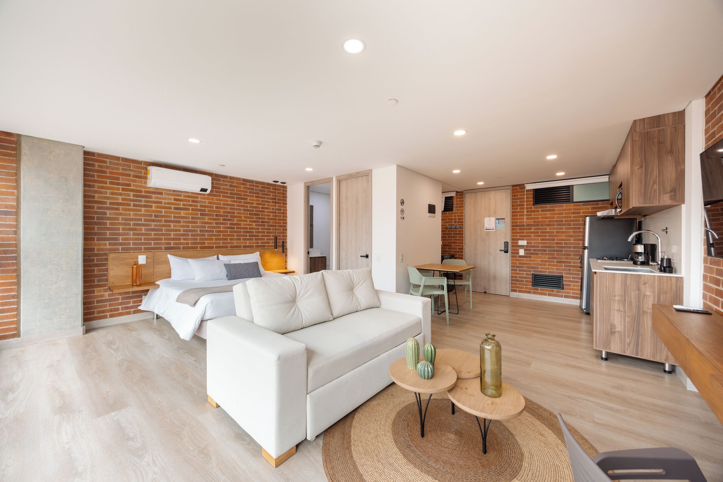 1 Schlafzimmer, Zimmersafe, Schreibtisch, Bügeleisen/Bügelbrett