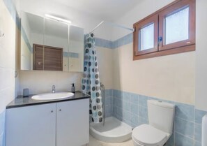 Ein Badezimmer mit Waschbecken, Toilette und Dusche.