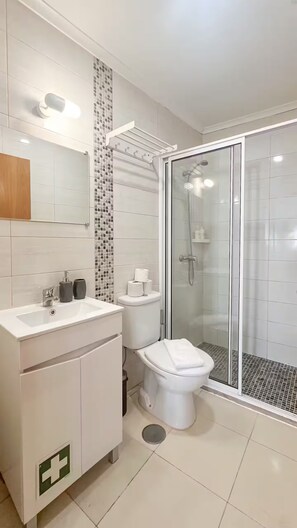 Hair dryer, towels, soap, toilet paper - Spacious Studio in the Old Moorish quarter (Lisboa)