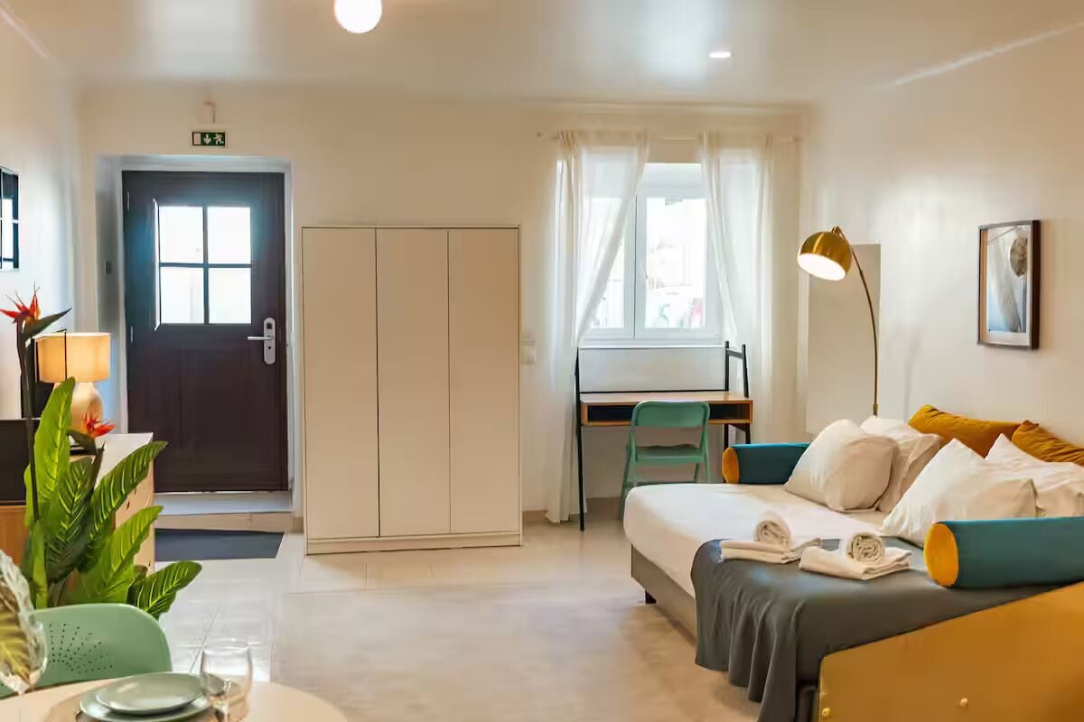 Een strijkplank/strijkijzer, wifi, beddengoed