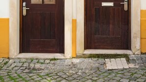 Dos puertas con los números 34 y 32, ambas con cerraduras modernas y buzones.