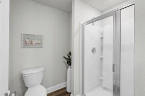 Suihku, hiustenkuivaaja, pyyhkeet, saippua