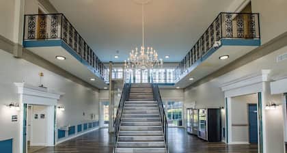 Lux mins to Hospitals, Arena and Stadiums Uptown Charlotte