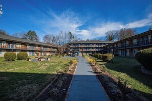 Unclassified image, 3 of 13, button - Lux mins to Hospitals, Arena and Stadiums Uptown Charlotte (Charlotte)