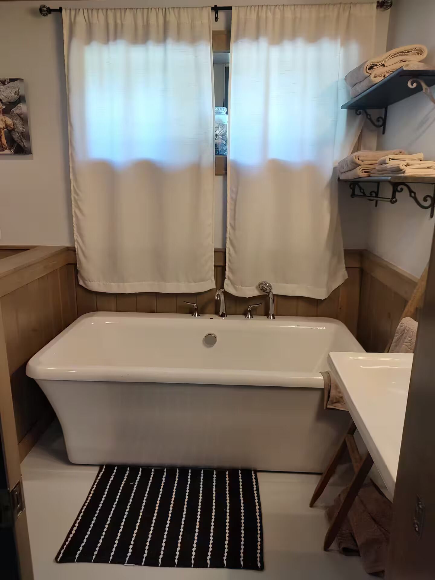 Haartrockner, Handtücher, Seife, Toilettenpapier