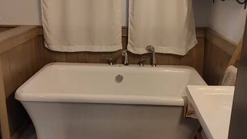 Haartrockner, Handtücher, Seife, Toilettenpapier