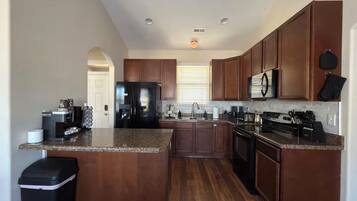 冰箱、微波炉、烤箱、炉灶