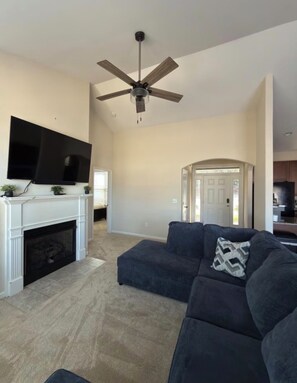 TV connectée, cheminée, vidéothèque